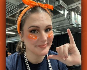 UTSA Online student Amanda Bovi holding up the Roadrunner hand sign